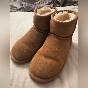 EUC UGG Classic YOUTH SIZE 3 Chestnut Short Boots